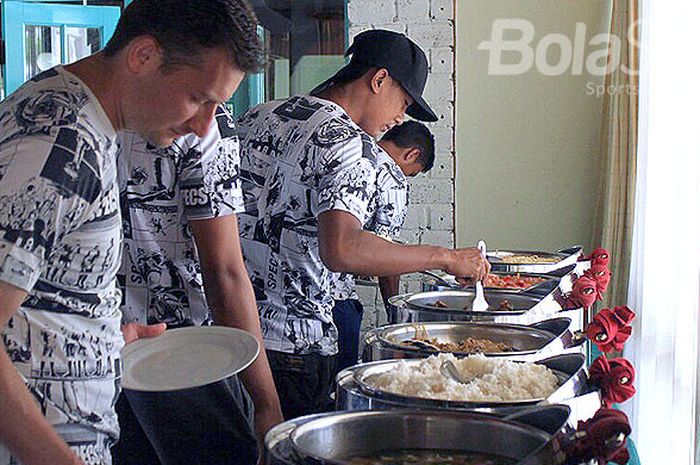 Pemain Arema FC mengambil makanan secara bersama-sama saat makan siang di Hotel Mesra, Samarinda pada (8/4/2018).