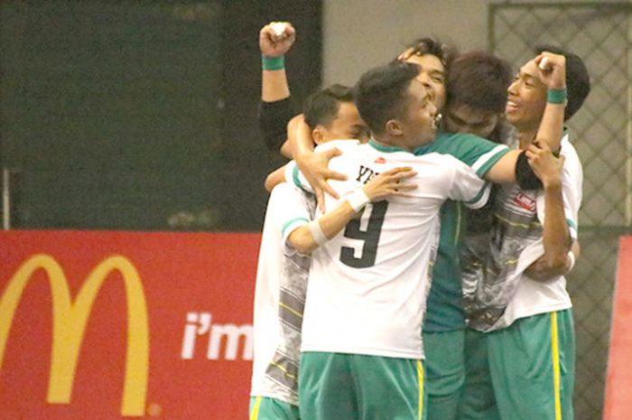 Pemain tim futsal putra Universitas Islam Indonesia merayakan kemenangan mereka atas Universitas Negeri Yogyakarta dalam gelaran LIMA Futsal Kaskus Central Java and Yogyakarta Conference 2017 di GOR Ki Bagoes Hadikoesoemo, Universitas Islam Indonesia, Yogyakarta, Minggu (20/8/2017).