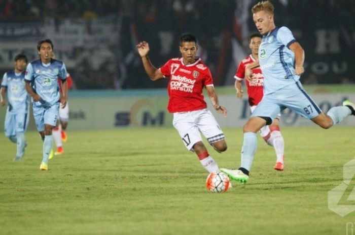 Penyerang Bali United, Nyoman Sukarja (17) mencoba melewati bek Persela, Kristian Adelmund di Stadion Kapten I Wayan Dipta, Gianyar, Sabtu (11/6/2016) malam.  Sukarja bisa dimainkan sebagai gelandang, ketika Bali United krisis pemain tengah.