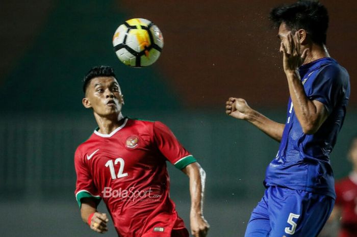 Penyerang timnas U-23 Indonesia, Lerby Eliandri berduel di udara dengan pemain timnas U-23 Thailand,