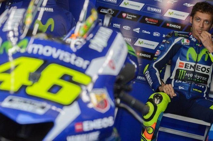 Pebalap Movistar Yamaha, Valentino Rossi, duduk di paddock tim sebelum menjalani latihan ketiga pada GP Aragon di Motorland, 24 September 2016.