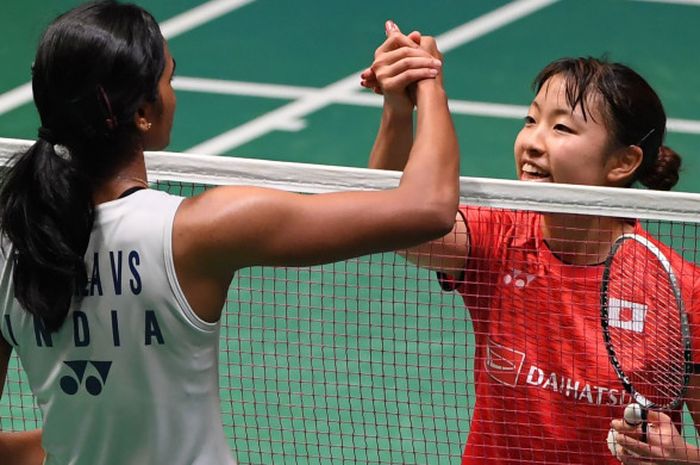 Pusarla V. Sindhu (kiri) dan Nozomi Okuhara (kanan) bersalaman setelah bertanding pada babak 16 besar Jepang Terbuka 2017. Nozomi berhasil menang 21-18 dan 21-8 atas Sindhu.