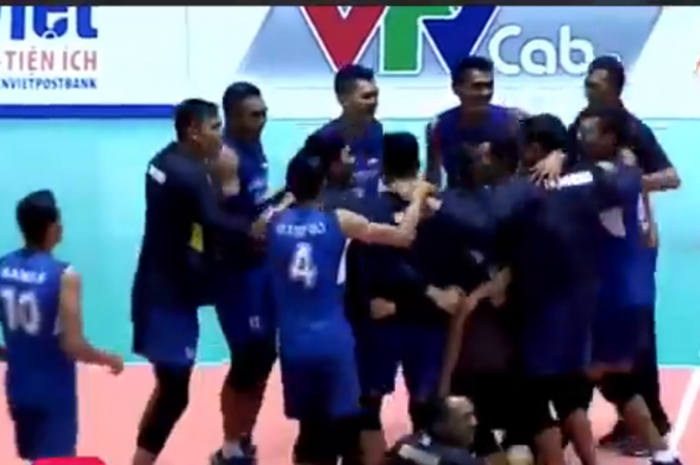 Timnas voli putra Indonesia melakukan selebrasi usai menang 3-1 (31-33, 25-18, 25-21) atas Thailand di final Piala Lienvietpostbank 2018 hari ini, Kamis (31/5/2018) di Ha Nam Sports Gymnasium, Vietnam.