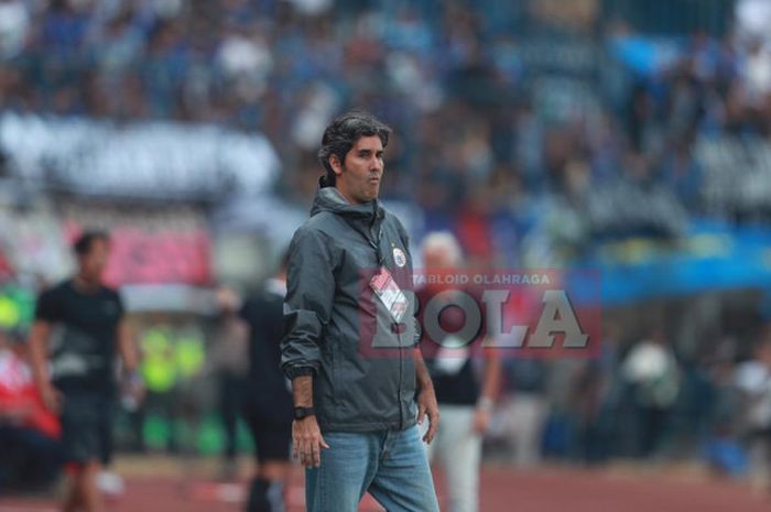 Pelatih Persija, Stefano Cugurra, menyaksikan laga Liga 1 2018 antara Persib dan Persija di pinggir lapangan Stadion Gelora Bandung Lautan Api (GBLA), Kota Bandung, Minggu (23/9/2018).