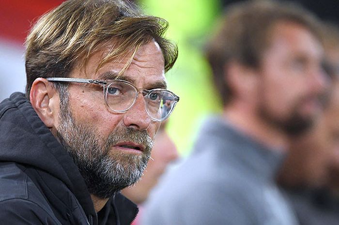 Ekspresi pelatih Liverpool, Jurgen Klopp, saat menyaksikan tim asuhannya melawan Chelsea pada putaran ketiga Piala Liga Inggris di Stadion Anfield, Liverpool, pada 26 September 2018.