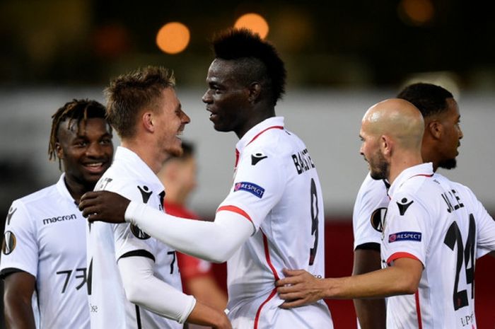 Striker Nice, Mario Balotelli (tengah), merayakan gol yang dia cetak ke gawang Zulte Waregem dalam laga Grup K Liga Europa di Regenboogstadion, Waregem, Belgia, pada Jumat (15/9/2017) dini hari WIB.