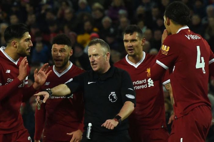 Wasit Jon Moss menunjuk titik putih untuk penalti pertama Tottenham Hotspur pada laga Liga Inggris kontra Liverpool di Stadion Anfield, Liverpool, Minggu (4/2/2018).