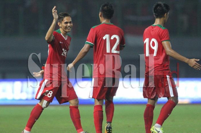 Rezaldi Hehanusa dan Lerby Eliandri membawa Timnas Indonesia unggul atas Kamboja dalam laga di Stadion Patriot Candrabhaga, Rabu (4/10/2017) malam WIB