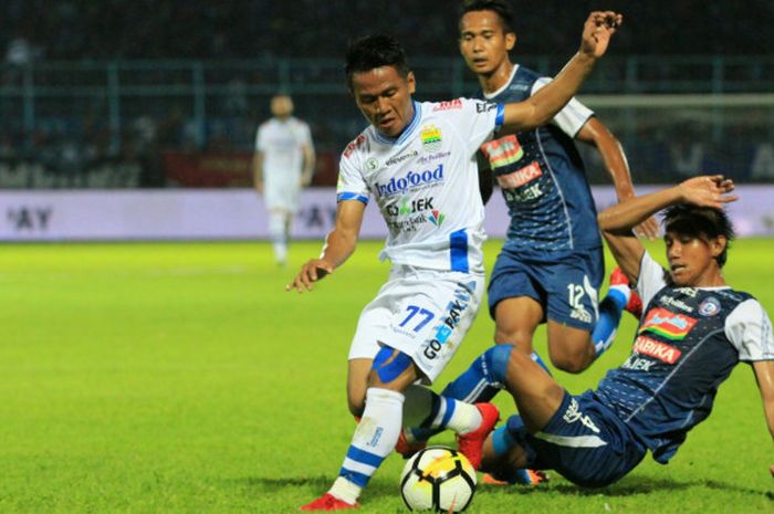    WInger Persib, Ghozali Siregar mencoba melepaskan diri dari dua pemain Arema FC, Syaiful Indra Cahya dan Hendro Siswanto (belakang) pada laga pekan keempat Liga 1 2018 di Stadion Kanjuruhan, Kabupaten Malang pada Minggu (15/4/2018).   