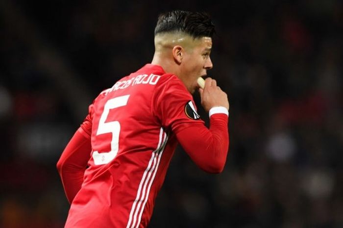 Bek Manchester United, Marcos Rojo, memakan pisang saat pertandingan  melawan Rostov di Old Trafford, Kamis (16/3/2017)