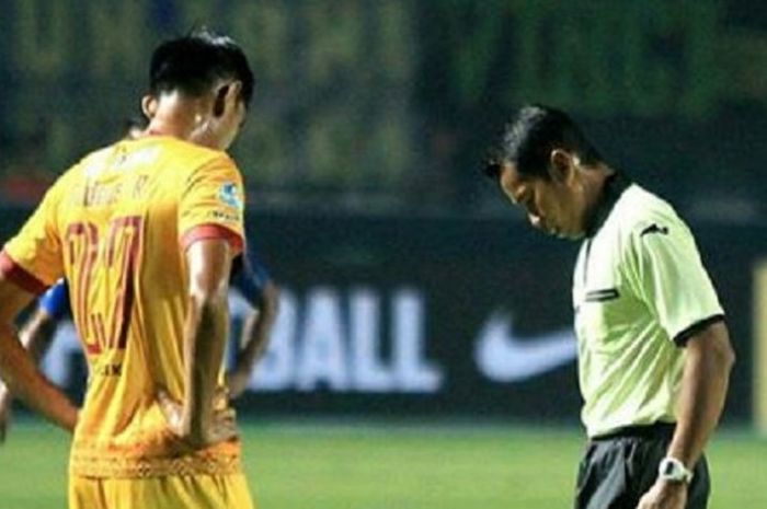 Wasit Yeni Krisdianto saat memimpin pertandingan Sriwijaya FC