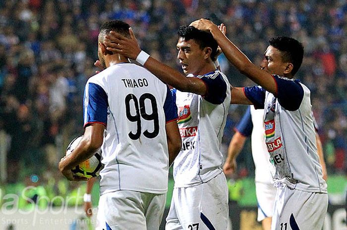         Pemain Arema FC merayakan gol yang dicetak Thiago Furtuoso (kiri) saat melawan Perseru Serui pada pekan 12 Liga 1 2018 di Stadion Gajayana Malang, Jawa Timur, Rabu (06/06/2018) malam.        