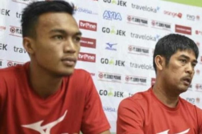 Pelatih Nilmaizar bersama pemain muda Semen Padang, Adi Nugroho (kiri) dalam sesi jumpa pers pra-laga timnya kontra Persiba Balikpapan di Kota Padang, Minggu (28/5/2017). 