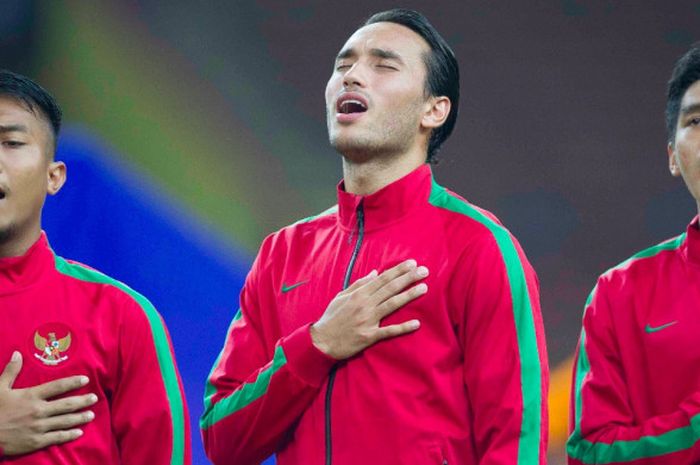 Ezra Walian menyanyikan lagu kebangsaan menjelang laga SEA Games 2017 antara timnas U-22 Indonesia dan Filipina di Stadion Shah Alam, Selangor, Kamis (17/8/2017).