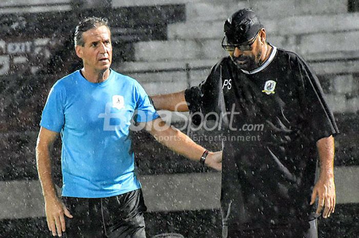 Pelatih Tampines Rovers FC, Juergen Raab (kiri) berdiskusi dengan stafnya sambil mengamati anak asuhnya berlatih di Stadion Kapten I Wayan Dipta, Gianyar, Senin(15/1/2018).