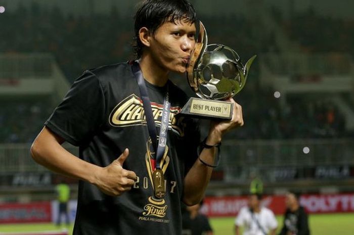 Gelandang Arema FC, Adam Alis, mencium trofi penghargaan Pemain Terbaik Piala Presiden 2017 seusai laga final kontra Pusamania Borneo FC di Stadion Pakansari, Minggu (12/3/2017). 