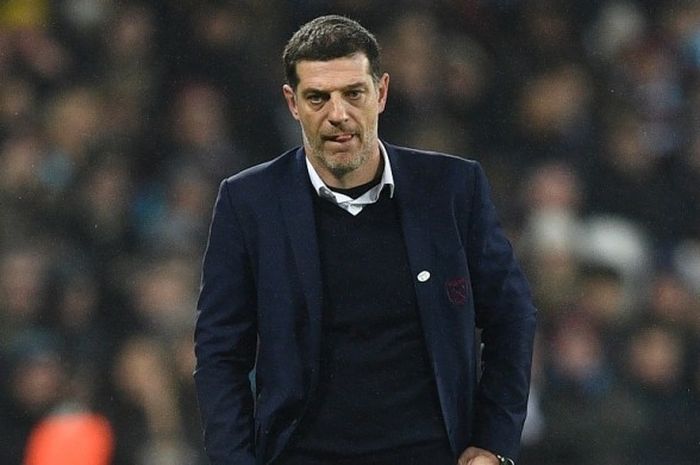 Manajer West Ham United, Slaven Bilic, menunjukkan ekspresi kecewa seusai kalah dari Manchester City dalam laga babak ketiga Piala FA di Stadion London, Inggris, 6 Januari 2017.