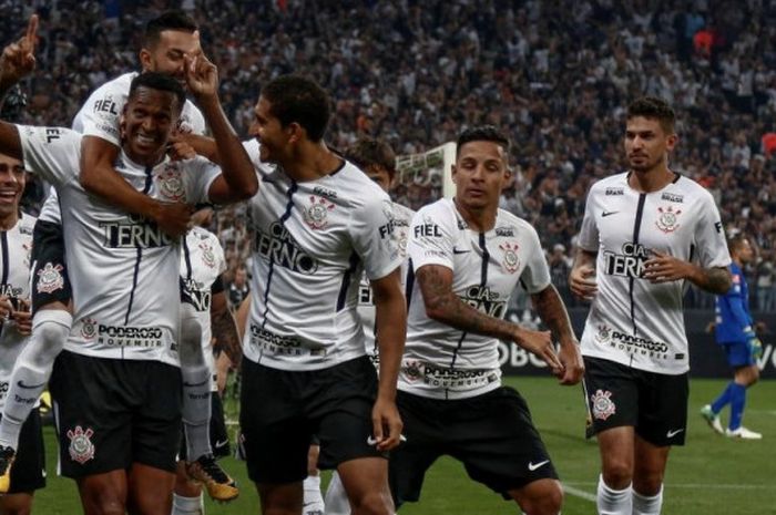 Para pemain Corinthians merayakan gol yang dicetak Jo (kedua dari kiri) ke gawang Fluminense dalam partai Liga Brasil di Arena Corinthians, Sao Paulo, 15 November 2017.