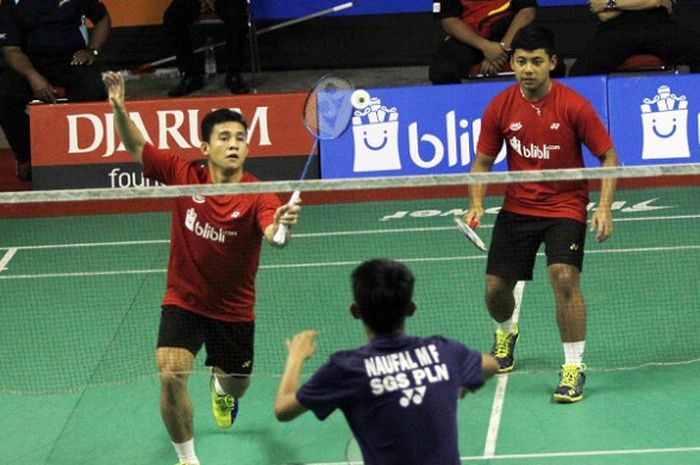 Pasangan ganda putra Djarum Kudus U17 Bernadus Bagas (kanan)/ Dwiki Rafian pada laga perdana Superliga Junior 2017 di GOR Djarum, Magelang, Selasa (5/12/2017).