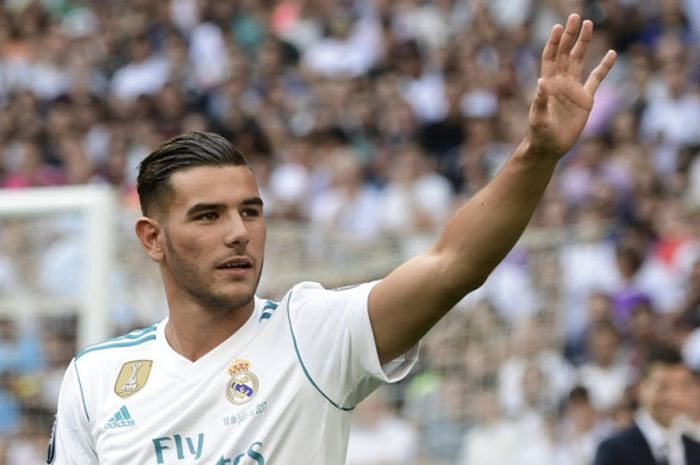 Pemain Real Madrid, Theo Hernandez, menyapa penggemar dalam sesi perkenalan di Stadion Santiago Bernabeu, Madrid, Spanyol, pada 10 Juli 2017.