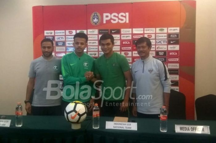 Pelatih dan pemain timnas U-19 Arab Saudi serta timnas U-19 Indonesia; Ahmad Al Malki - Turki Al-Ammar & Indra Sjafri - Rachmat Irianto dalam jumpa pers di Grand Zuri, Cikarang, Selasa (9/10/2018).