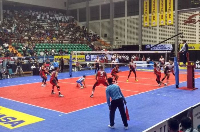 Palembang Bank SumselBabel (jersey merah) melawan Surabaya Bhayangkara Samator pada putaran kedua final four Proliga 2018 yang berlangsung di GOR Sritex Arena, Solo, Jumat (6/4/2018).