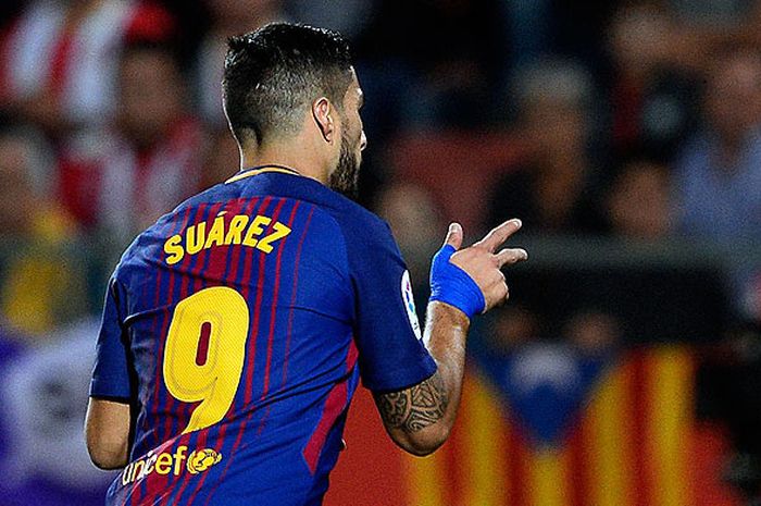 Penyerang Barcelona, Luis Suarez, melakukan selebrasi seusai mencetak gol ke gawang Girona FC dalam laga lanjutan Liga Spanyol 2017-2018 di Stadion Montilivi, Girona, Italia, pada 23 September 2017.