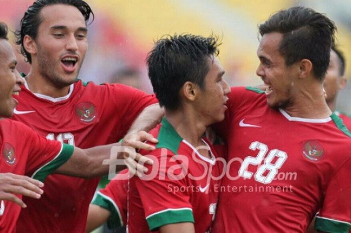 Bintang timnas U-22 Indonesia, Septian David Maulana (tengah) dipeluk Rezaldi Hehanusa dan disaksikan Ezra Walian serta Osvaldo Haay (kiri) seusai mencetak gol ke gawang Myanmar dalam perebutan medali perunggu di Stadion Majlis Perbandaran Selayang, Selangor, Malaysia, Selasa (29/8/2017) sore WIB.