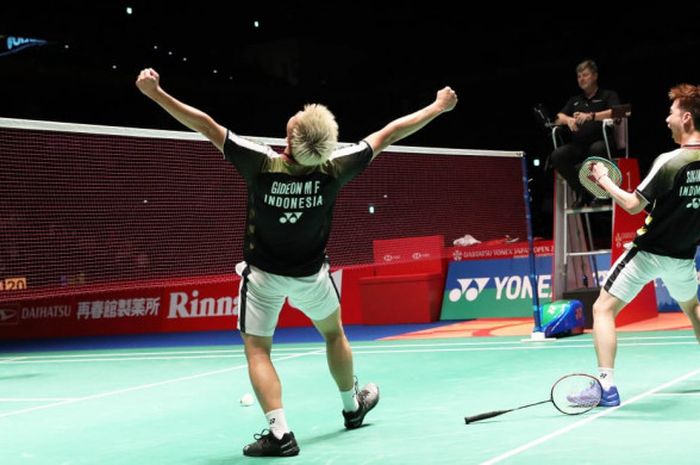 Marcus Fernaldi Gideon/Kevin Sanjaya Sukamuljo merayakan kemenangan mereka atas Li Junhui/Liu Yuchen pada pertandingan final Japan Open 2018 di Musashino Forest Sport Plaza, Tokyo, Jepang, Minggu (16/9/2018).