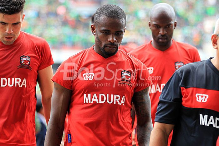 Striker Madura United, Greg Nwokolo, saat tampil melawan Persebaya Surabaya pada pekan ketiga Piala Presiden 2018 Grup C di Stadion Gelora Bung Tomo Surabaya, Jawa Timur (28/01/2018).