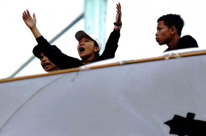 Aksi suporter wanita PSS Sleman dari ordo Lady Curva Sud saat mendukung timnya yang menjamu Persibat Batang pada laga Liga 2 di Stadion Maguwoharjo, Sleman, 8 Agustus 2017.