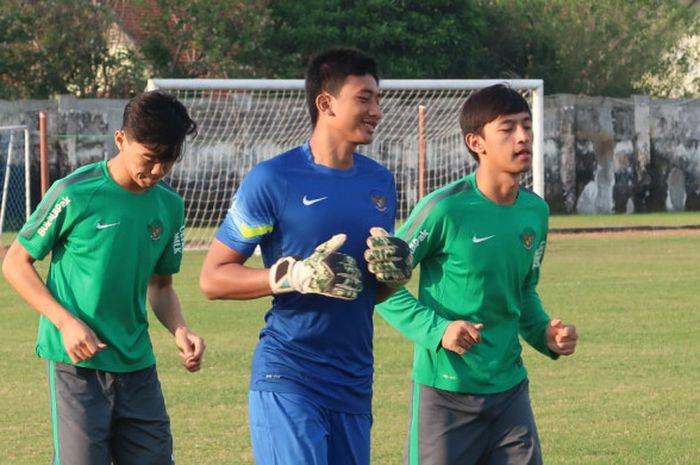 Para pemain timnas U-19 Indonesia menggelar sesi latihan menjelang laga kontra Singapura di Stadion Jenggolo, Sidoarjo, Senin (2/7/2018).