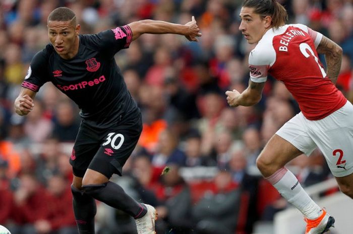 Pemain Everton, Richarlison, berebut bola dengan bek Arsenal, Hector Bellerin, pada laga lanjutan Liga Inggris di Stadion Emirates, Minggu (23/9/2018) malam WIB.