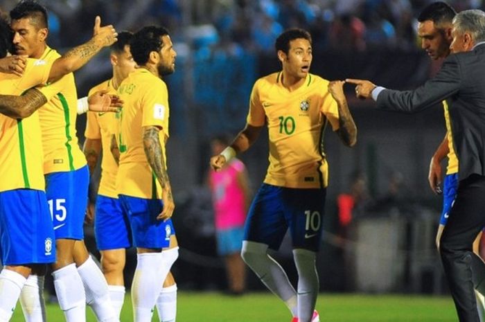 Para pemain Brasil merayakan gol Paulinho ke gawang Uruguay pada partai Kualifikasi Piala Dunia zona Amerika Selatan di Stadion Centenario, Kamis (23/3/2017) waktu setempat.