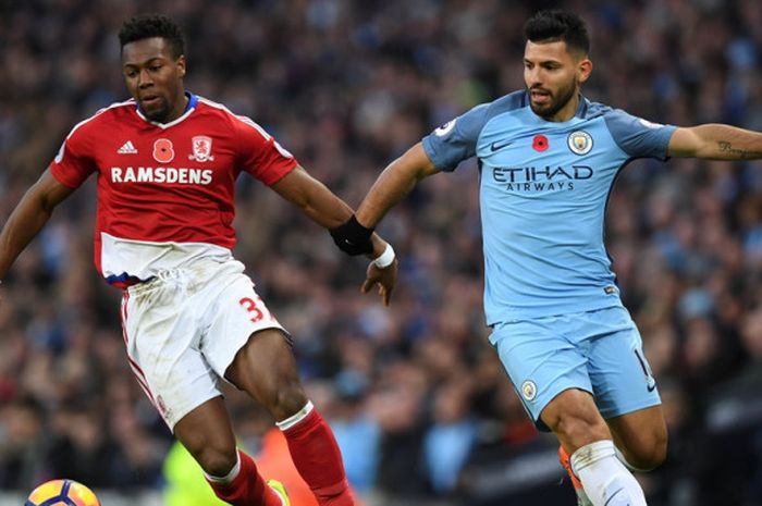 Pemain Middlesbrough, Adama Traore (kiri), berduel dengan penyerang Manchester City, Sergio Aguero, dalam laga Liga Inggris di Stadion Etihad, Manchester pada 5 November 2016.