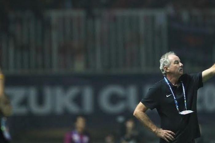 Aksi pelatih Indonesia, Alfred Riedl dalam memberikan instruksi anak asuhnya saat menjamu Thailand p