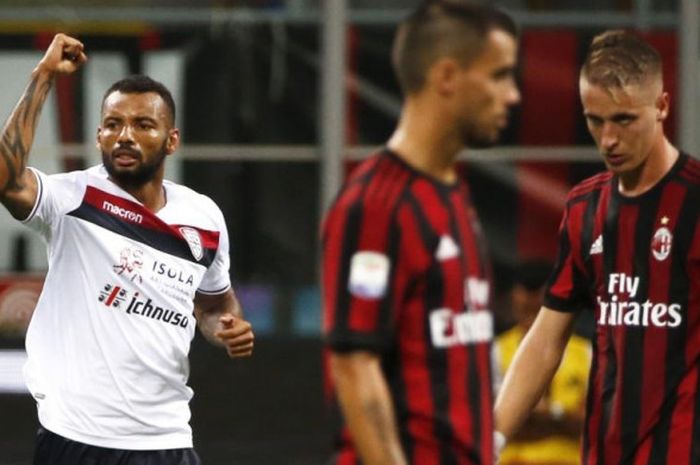 Striker Cagliari, Joao Pedro, merayakan gol ke gawang AC Milan dalam partai Liga Italia di Stadion San Siro, Milan, 27 Agustus 2017.