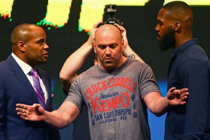 Dana White sedang menengahi Daniel Cormier (kiri) dan Jon Jones (kanan)