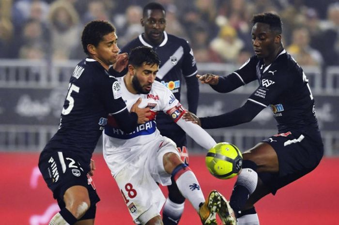 Pemain Olympique Lyon, Nabil Fekir (tengah), berduel dengan bek Bordeaux, Pablo (kiri), dalam laga Liga Prancis di Stadion Matmut Atlantique, Bordeaux, pada 28 Januari 2018.