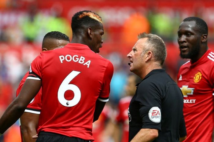 Gelandang Manchester United, Paul Pogba, berdebat dengan wasit Jonathan Moss dalam laga Liga Inggris kontra Swansea City di Stadion Liberty, Swansea, Wales, pada 19 Agustus 2017.