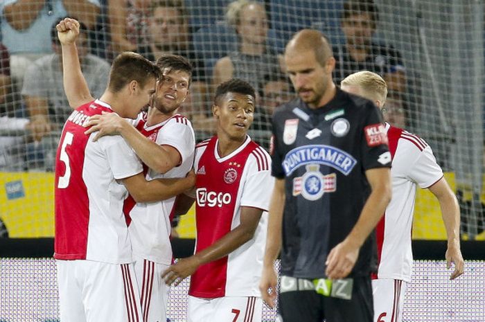 Para pemain Ajax Amsterdam merayakan kemenangan atas Sturm Graz di laga leg kedua babak kualifikasi II Liga Champions 2018-2019, 1 Agustus 2018 di Graz, Austria.