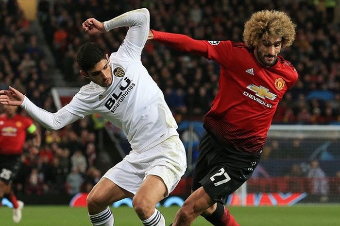 Penyerang Valencia yang disebut titisan Cristiano Ronaldo, Goncalo Guedes (kiri), berduel dengan gelandang Manchester United, Marouane Fellaini, dalam laga Grup H Liga Champions di Stadion Old Trafford, Manchester, Inggris pada 2 Oktober 2018.