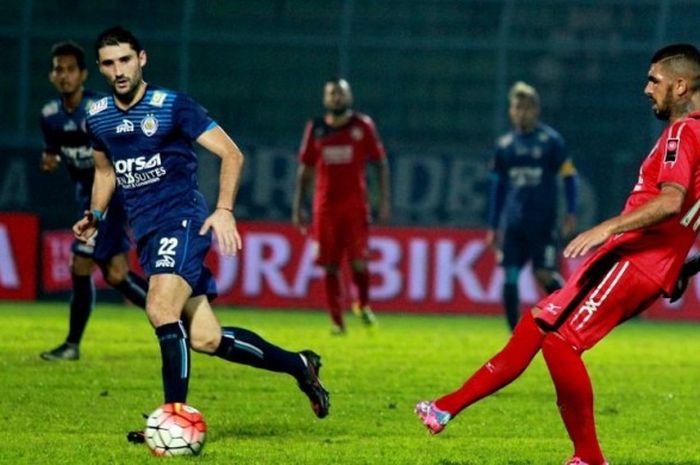 Pemain Arema Cronus, Srdan Lopicic (22), beraksi pada laga kontra Semen Padang di ajang Torabika Soccer Championship, 2 Juli 2016