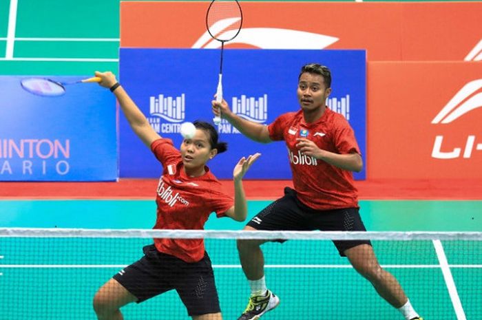 Pasangan ganda campuran Indonesia, Rehan Naufal Kusharjanto/Siti Fadia Silva Ramadhanti, mengembalikan kok ke arah Killian Meusburger/Serena Au Yeong pada partai pertama beregu Kejuaraan Dunia Junior 2018 melawan Austria di Markham Pan Am Center, Ontario, Kanada, Senin (5/11/2018).