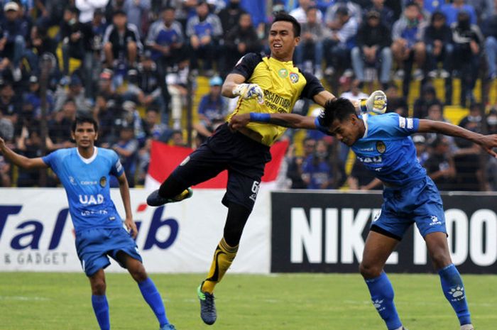 Kiper Persatu, Fajar Setiabudi (tengah) sedang bertarung melawan pemain PSIM.