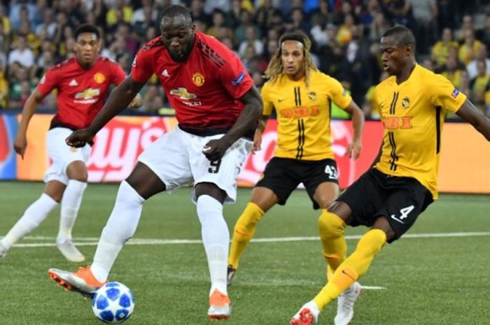 Striker Romelu Lukaku (kiri) dibayangi Mohamed Ali Camara dalam partai Liga Champions antara Young Boys kontra Manchester United di Stade de Suisse, Bern, 19 September 2018.