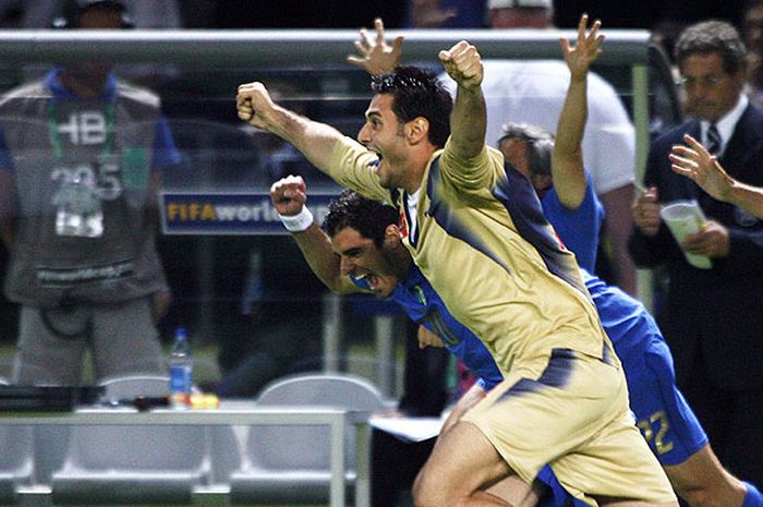  Kiper timnas Italia, Marco Amelia, merayakan kemenangan mereka timnas Prancis dalam laga final Piala Dunia 2006 yang digelar di Stadion Berlin, Jerman, pada 9 Juli 2006. 