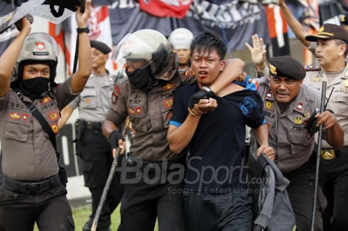 Polisi mengamankan suporter Persija yang diduga menjadi korban pemukulan massa pada pertandingan Persija Jakarta vs Persib Bandung di Stadion Manahan, Solo, Jumat (3/11/2017) sore WIB.