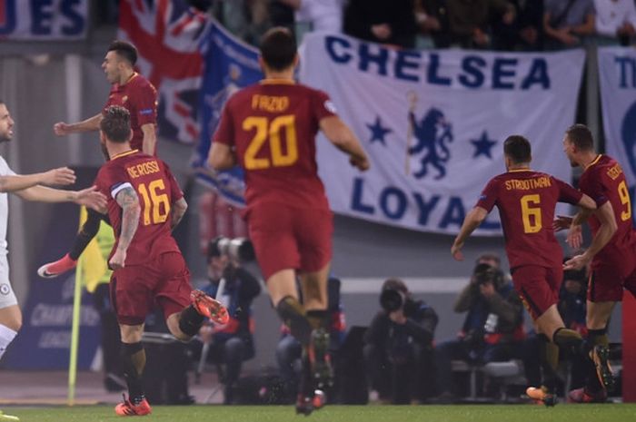 Pemain AS Roma, Stephan El Shaarawy (kedua dari kiri), merayakan gol yang dia cetak ke gawang Chelsea dalam laga Grup C Liga Champions di Stadion Olimpico, Roma, Italia, pada 31 Oktober 2017.