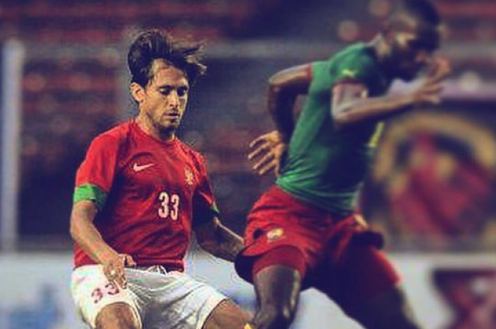 Tonnie Cusell saat membela Timnas Indonesia melawan Timnas Kamerun.